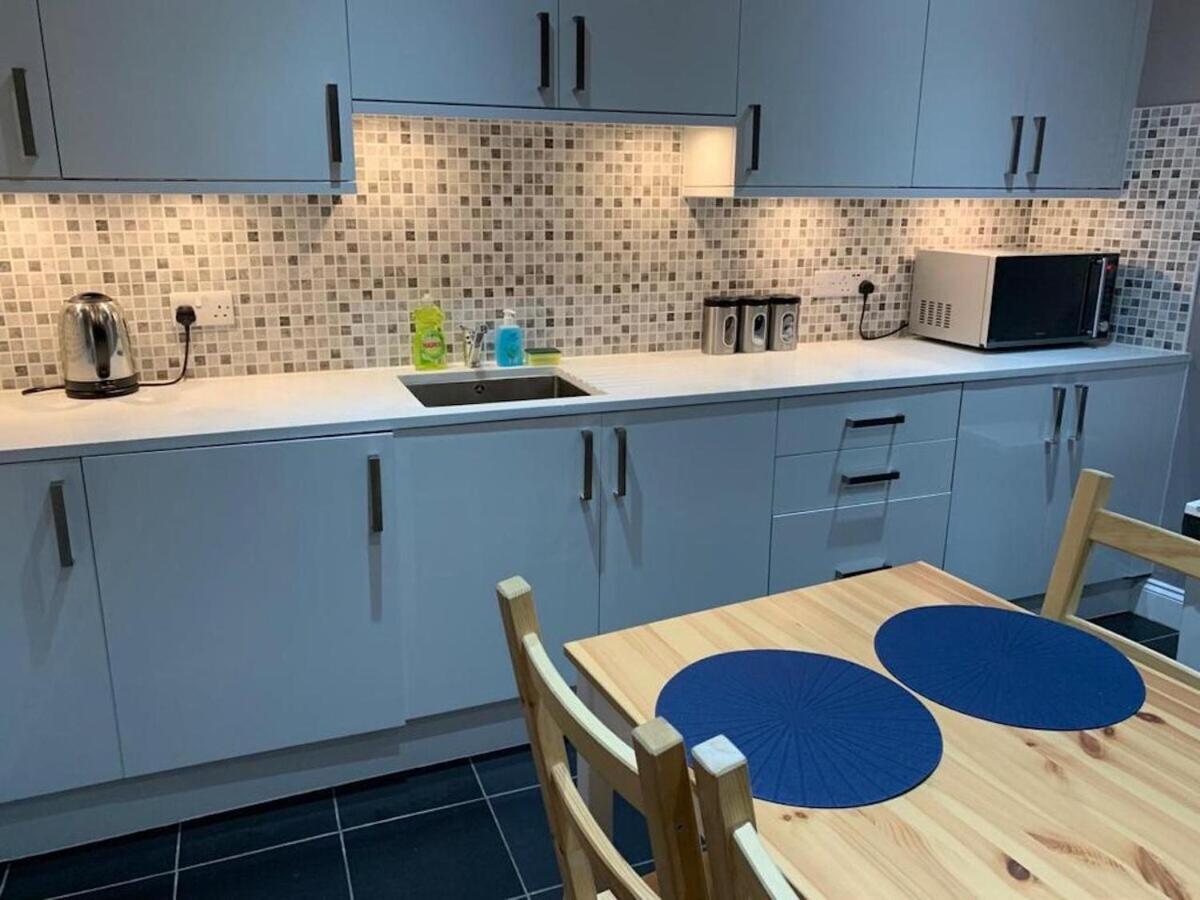 Wood Green Budget Rooms - Next To Mall & Metro Station - 10 Min To City Center London Exterior foto