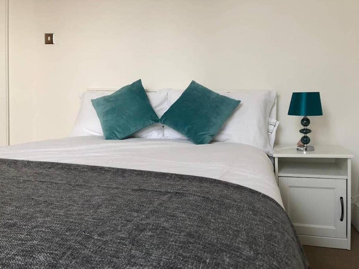 Wood Green Budget Rooms - Next To Mall & Metro Station - 10 Min To City Center London Exterior foto