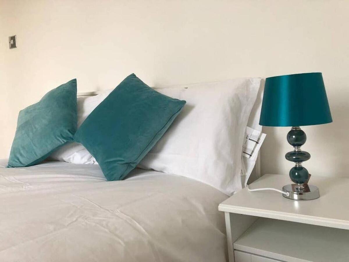 Wood Green Budget Rooms - Next To Mall & Metro Station - 10 Min To City Center London Exterior foto