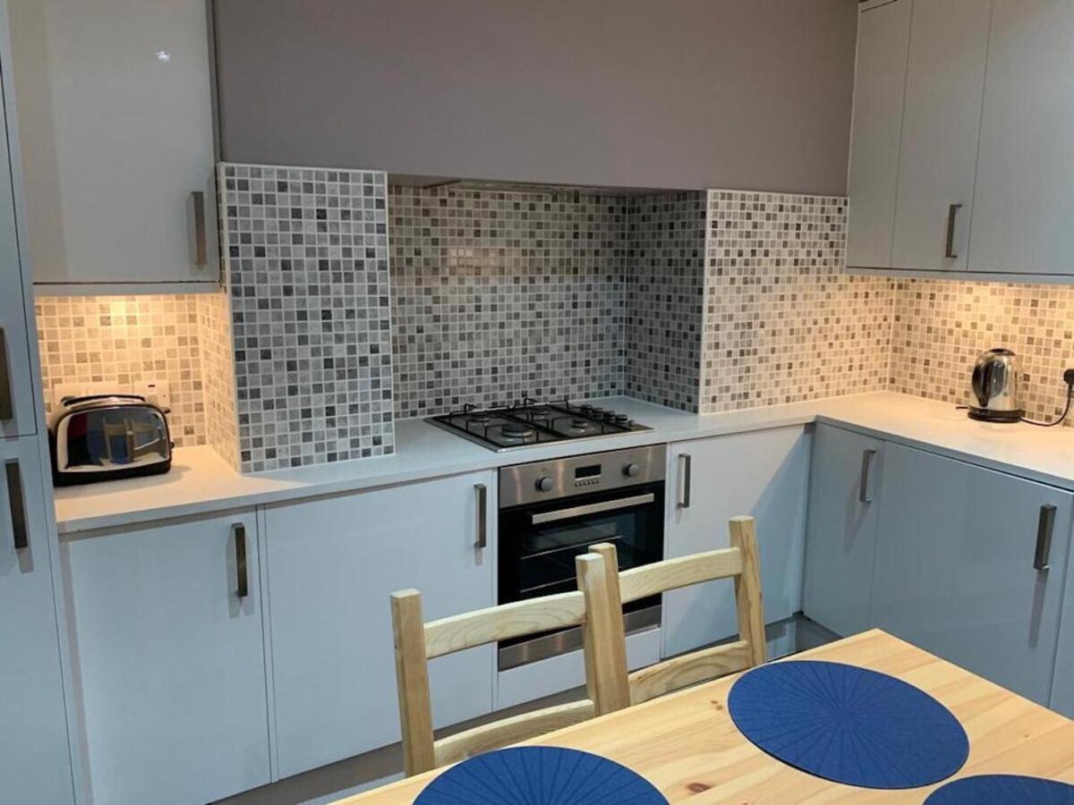 Wood Green Budget Rooms - Next To Mall & Metro Station - 10 Min To City Center London Exterior foto