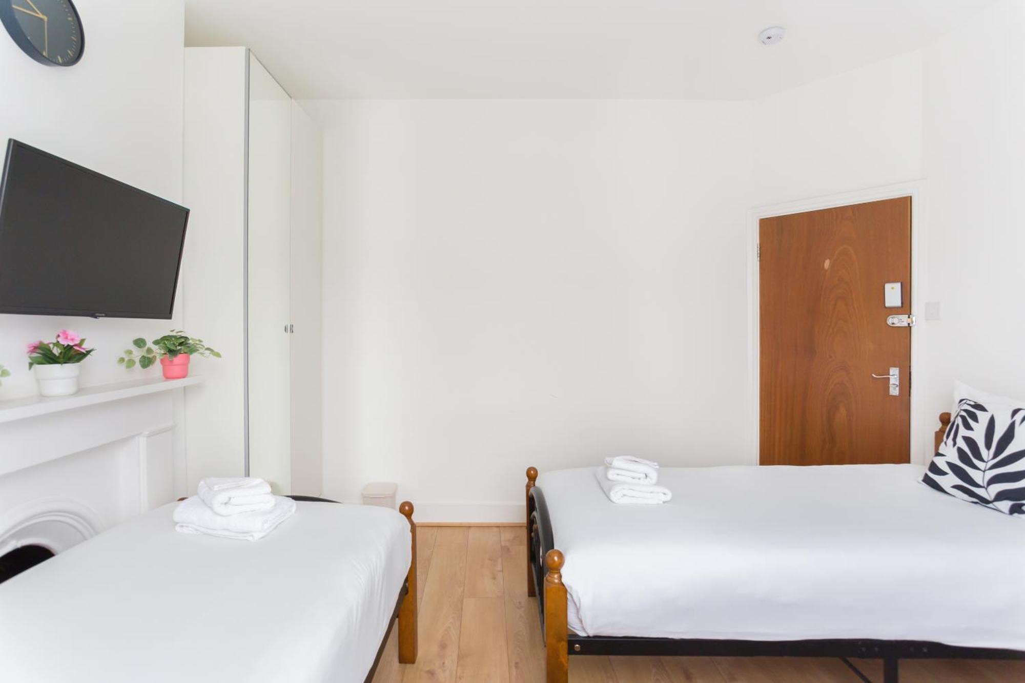 Wood Green Budget Rooms - Next To Mall & Metro Station - 10 Min To City Center London Exterior foto