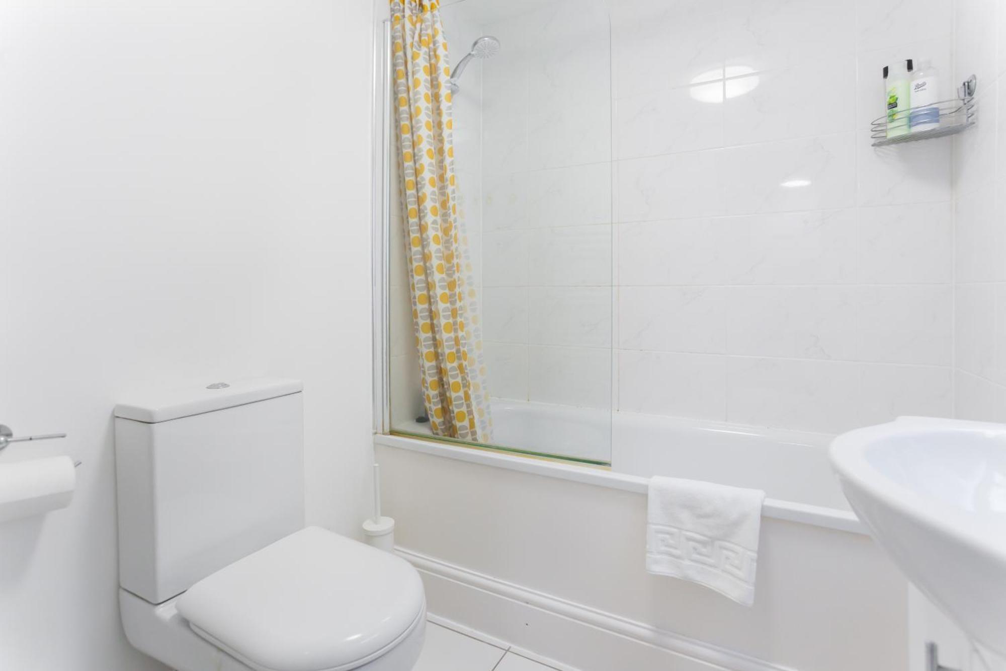 Wood Green Budget Rooms - Next To Mall & Metro Station - 10 Min To City Center London Exterior foto