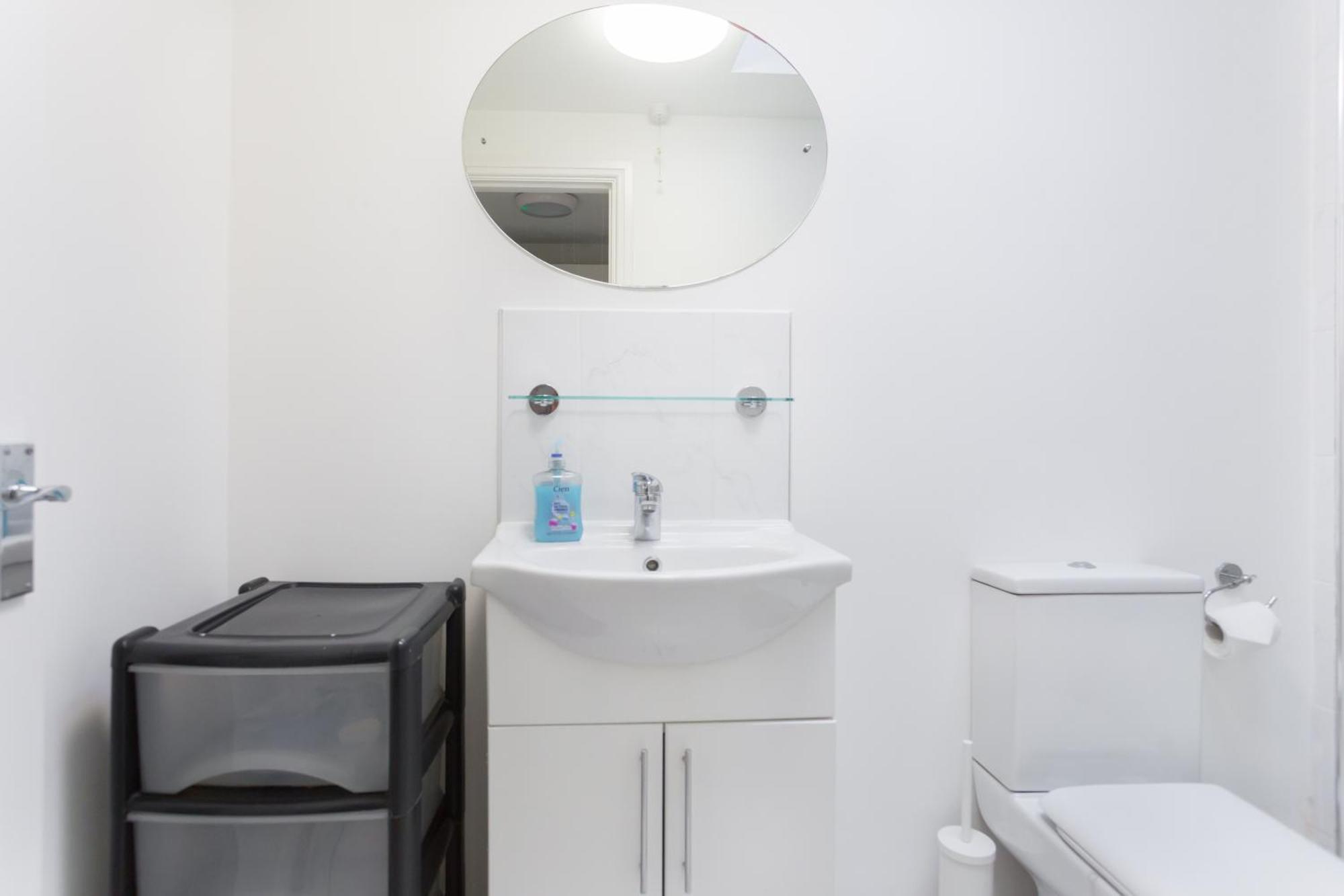 Wood Green Budget Rooms - Next To Mall & Metro Station - 10 Min To City Center London Exterior foto