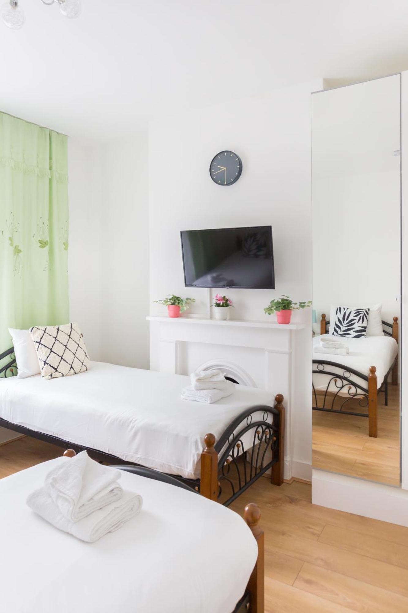 Wood Green Budget Rooms - Next To Mall & Metro Station - 10 Min To City Center London Exterior foto