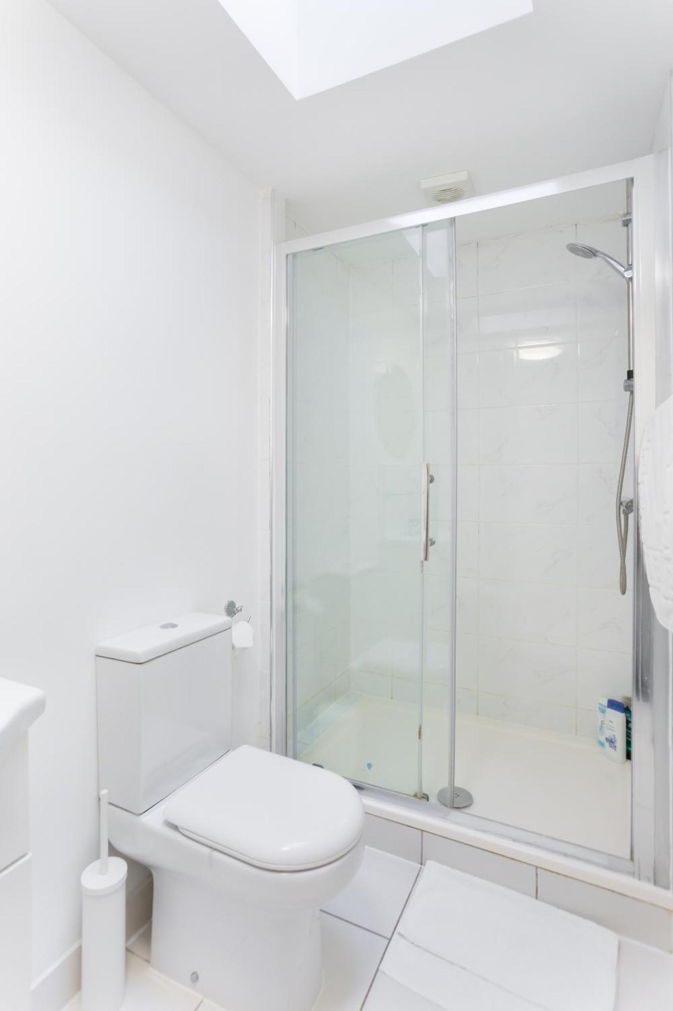 Wood Green Budget Rooms - Next To Mall & Metro Station - 10 Min To City Center London Exterior foto