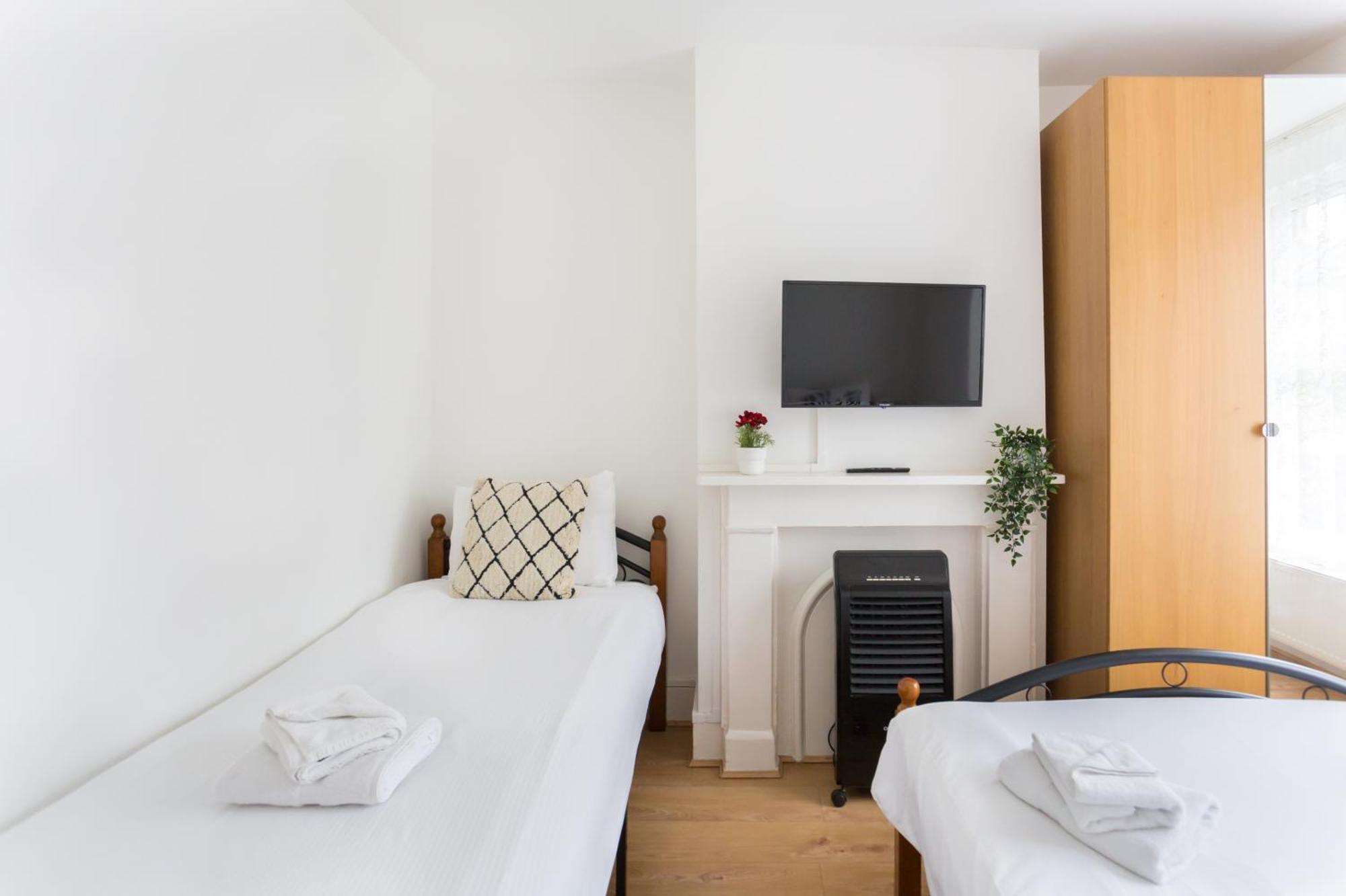 Wood Green Budget Rooms - Next To Mall & Metro Station - 10 Min To City Center London Exterior foto