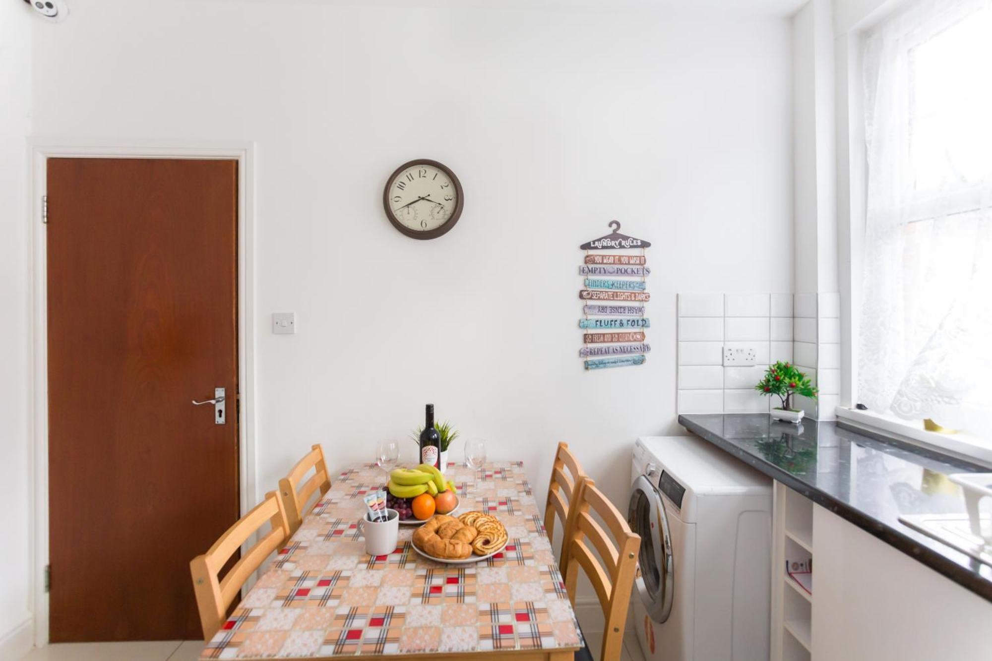 Wood Green Budget Rooms - Next To Mall & Metro Station - 10 Min To City Center London Exterior foto