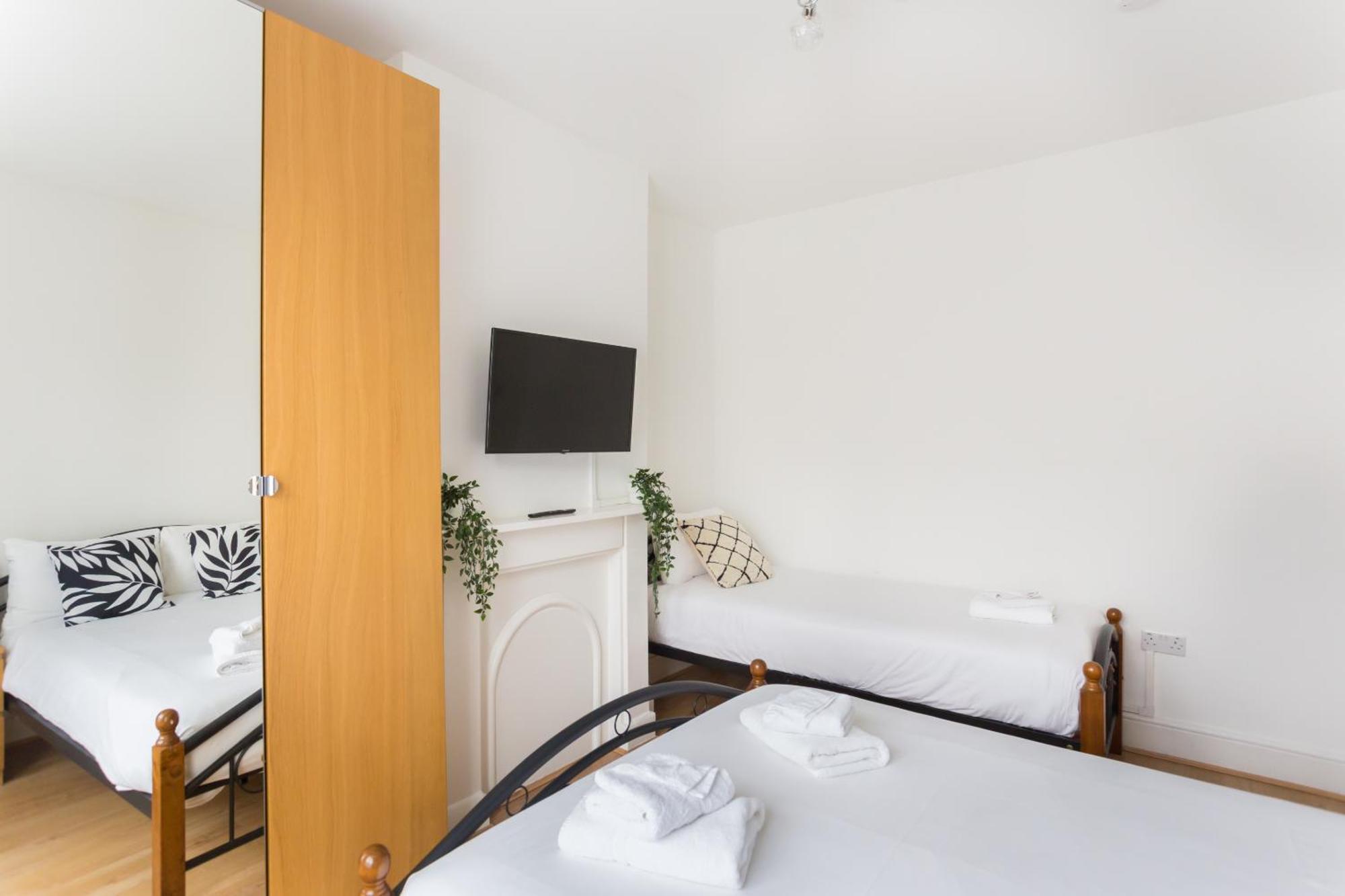 Wood Green Budget Rooms - Next To Mall & Metro Station - 10 Min To City Center London Exterior foto