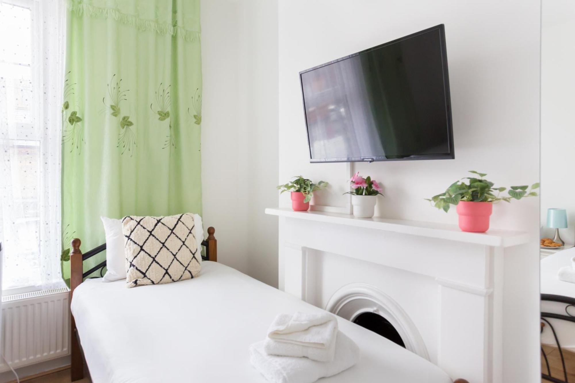 Wood Green Budget Rooms - Next To Mall & Metro Station - 10 Min To City Center London Exterior foto