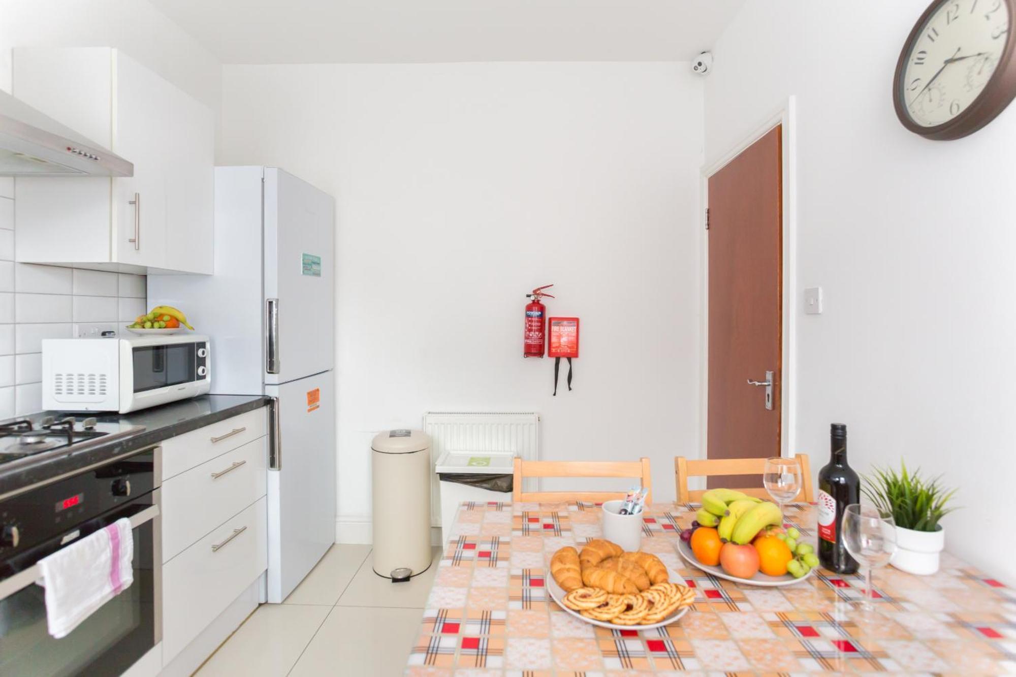 Wood Green Budget Rooms - Next To Mall & Metro Station - 10 Min To City Center London Exterior foto