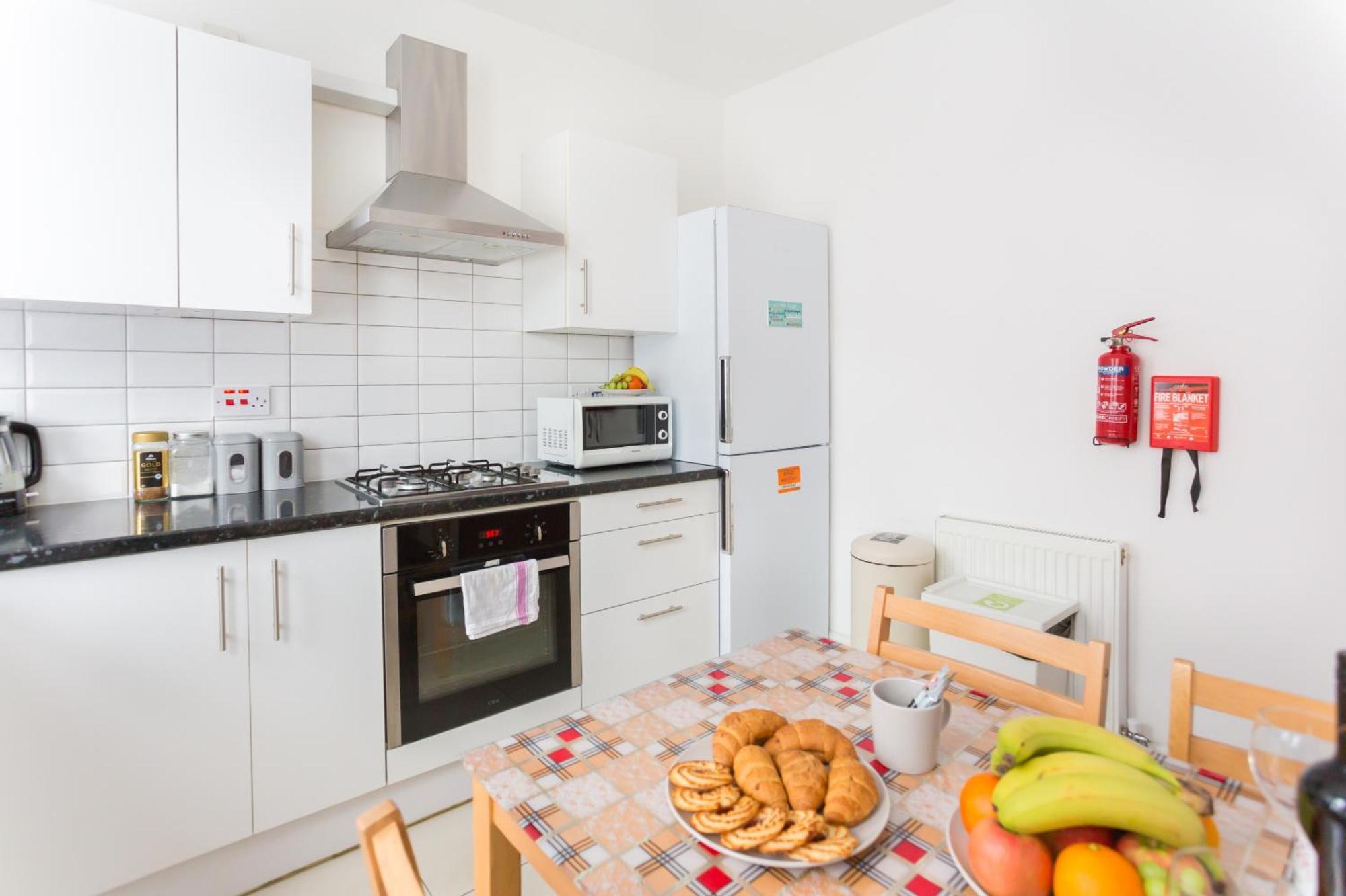 Wood Green Budget Rooms - Next To Mall & Metro Station - 10 Min To City Center London Exterior foto