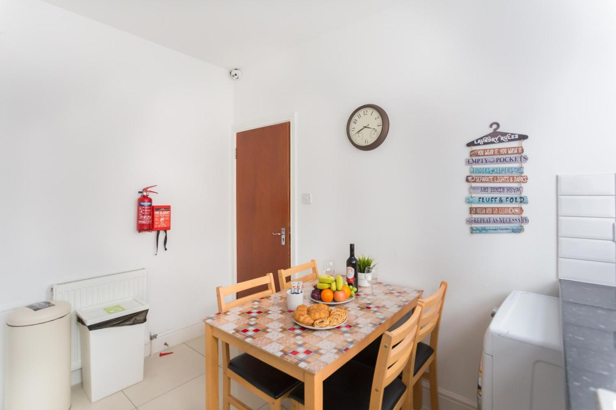 Wood Green Budget Rooms - Next To Mall & Metro Station - 10 Min To City Center London Exterior foto