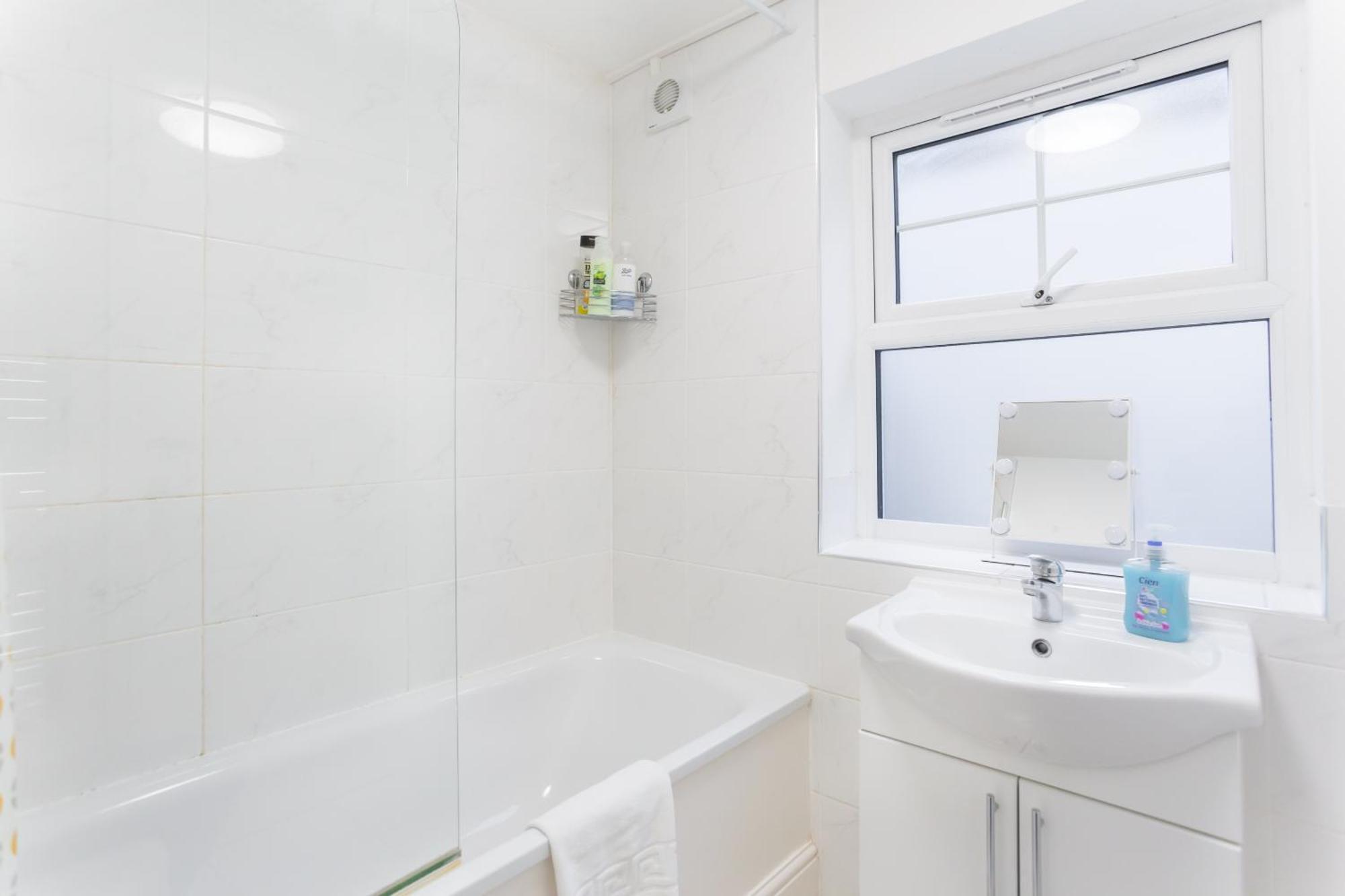 Wood Green Budget Rooms - Next To Mall & Metro Station - 10 Min To City Center London Exterior foto
