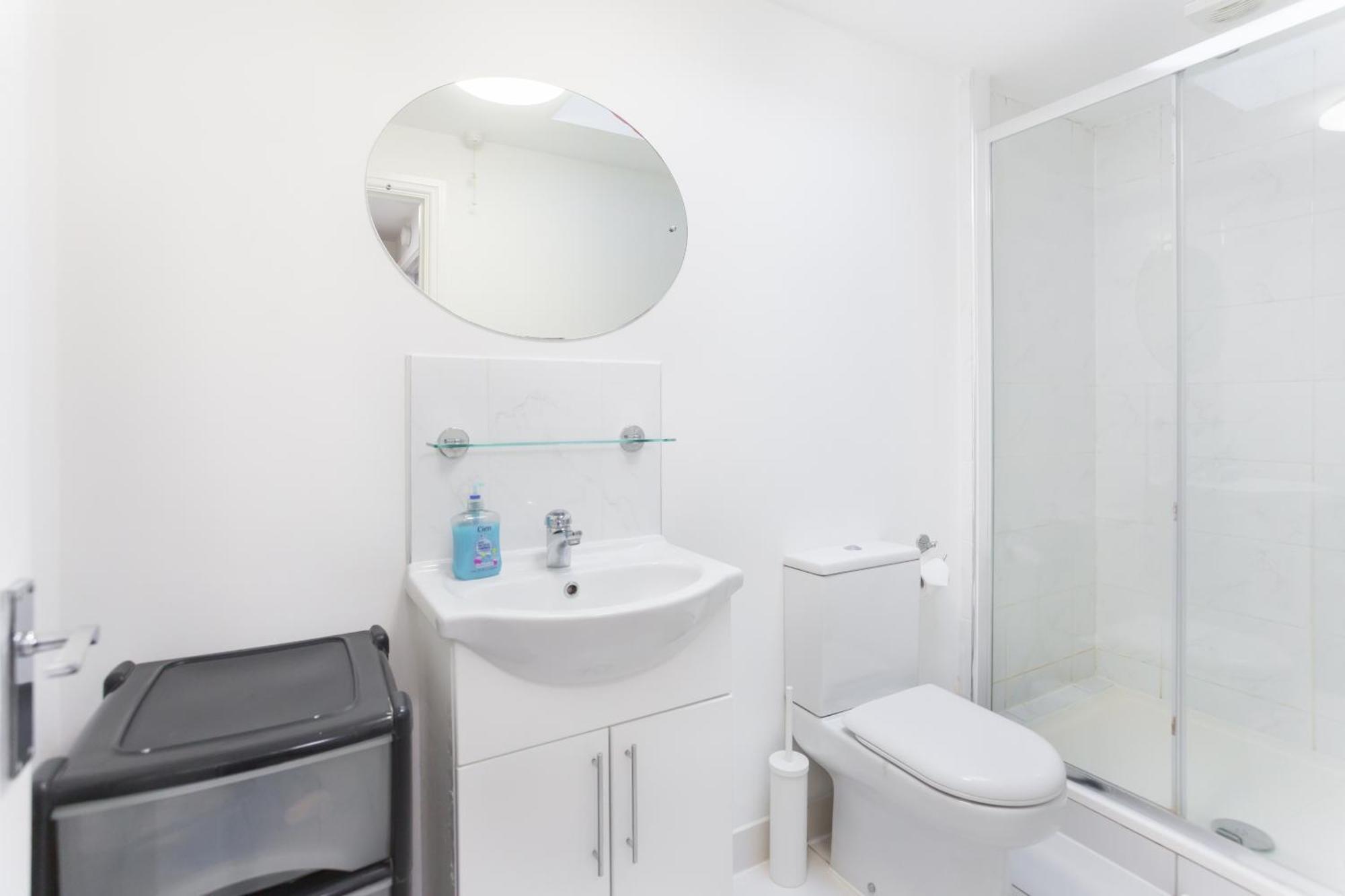 Wood Green Budget Rooms - Next To Mall & Metro Station - 10 Min To City Center London Exterior foto