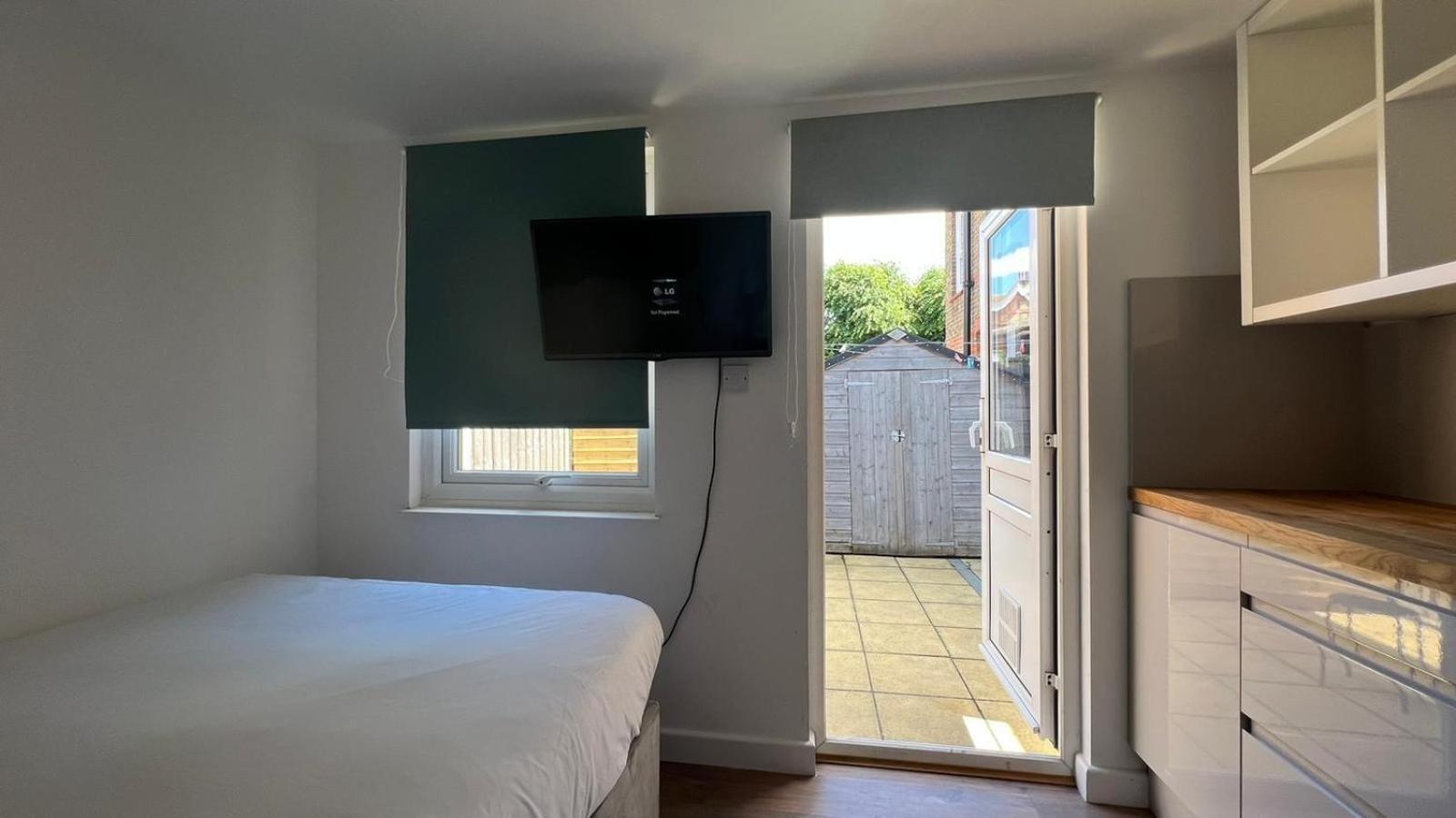 Wood Green Budget Rooms - Next To Mall & Metro Station - 10 Min To City Center London Exterior foto