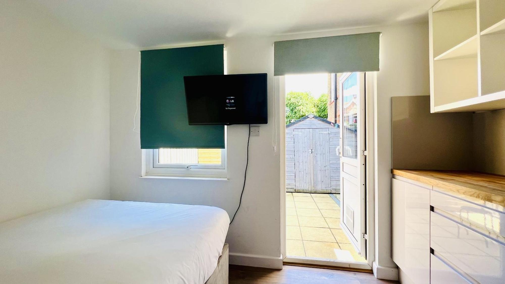 Wood Green Budget Rooms - Next To Mall & Metro Station - 10 Min To City Center London Exterior foto