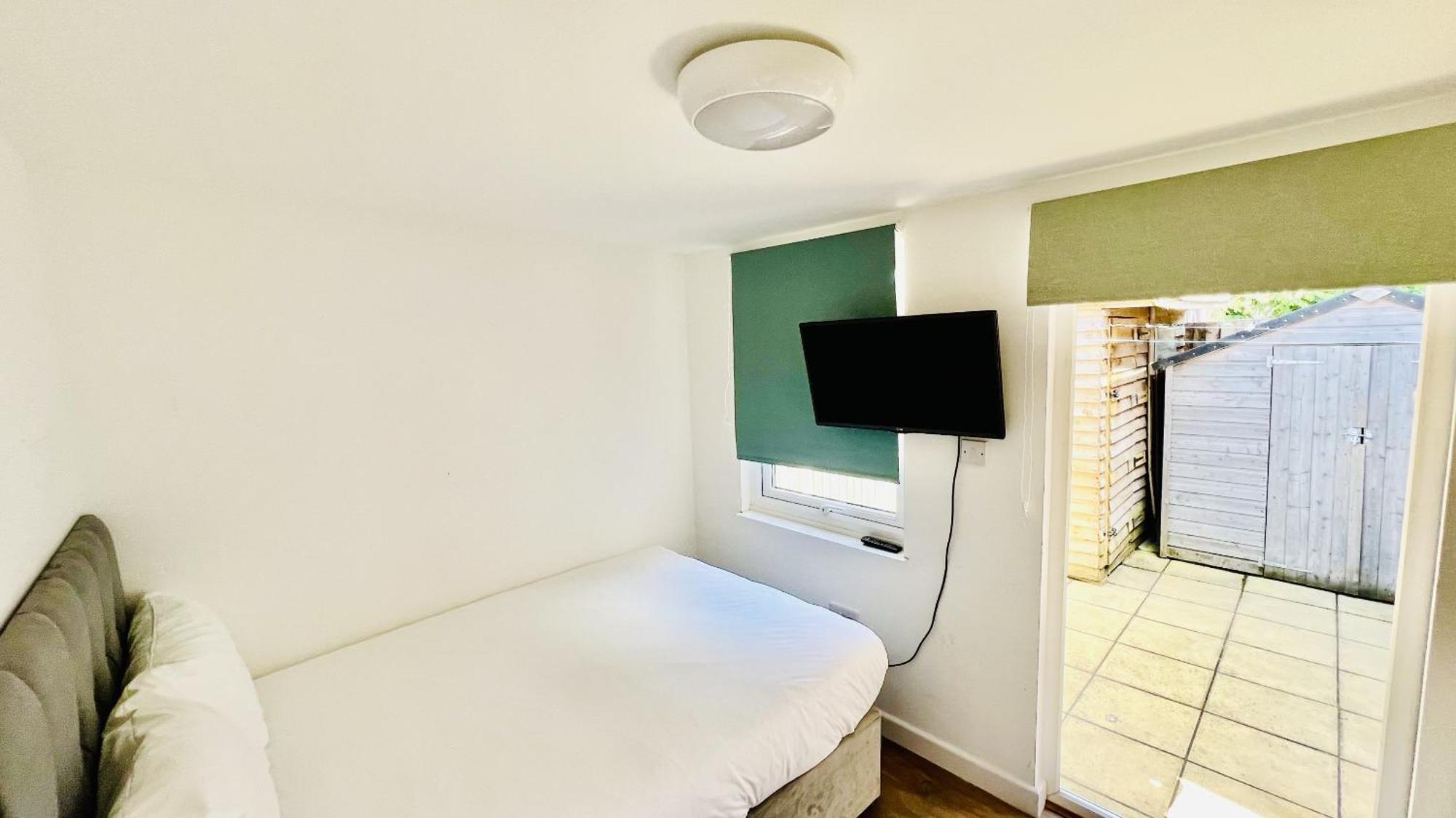 Wood Green Budget Rooms - Next To Mall & Metro Station - 10 Min To City Center London Exterior foto
